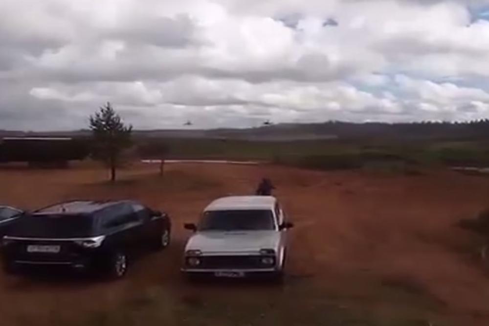 (VIDEO) NEVEROVATNA NEZGODA NA VOJNIM VEŽBAMA: Ruski helikopter slučajno ispalio projektil i uništio dva automobila na metar od posmatrača!