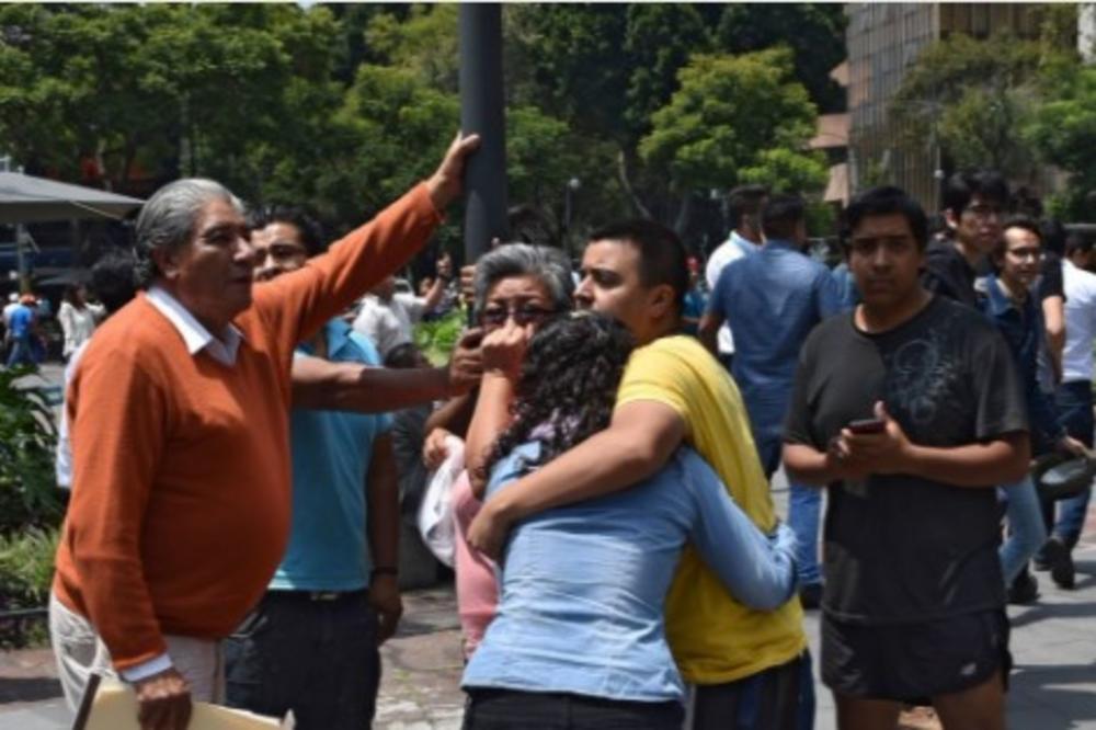 (VIDEO) PRVI JEZIVI SNIMCI POSLE RAZORNOG ZEMLJOTRESA U MEKSIKU: Najmanje 42 mrtvih, ljudi vrište i plaču, ne znaju gde da beže dok se oko njih ruše zgrade!