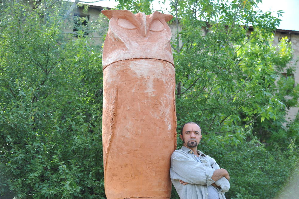 (FOTO) JOVAN SE ODUŽIO KIKINDI, GRADU SOVA: Napravio 2,8 metara visoku terakotu, simbol najvećeg zimovališta ušara na svetu