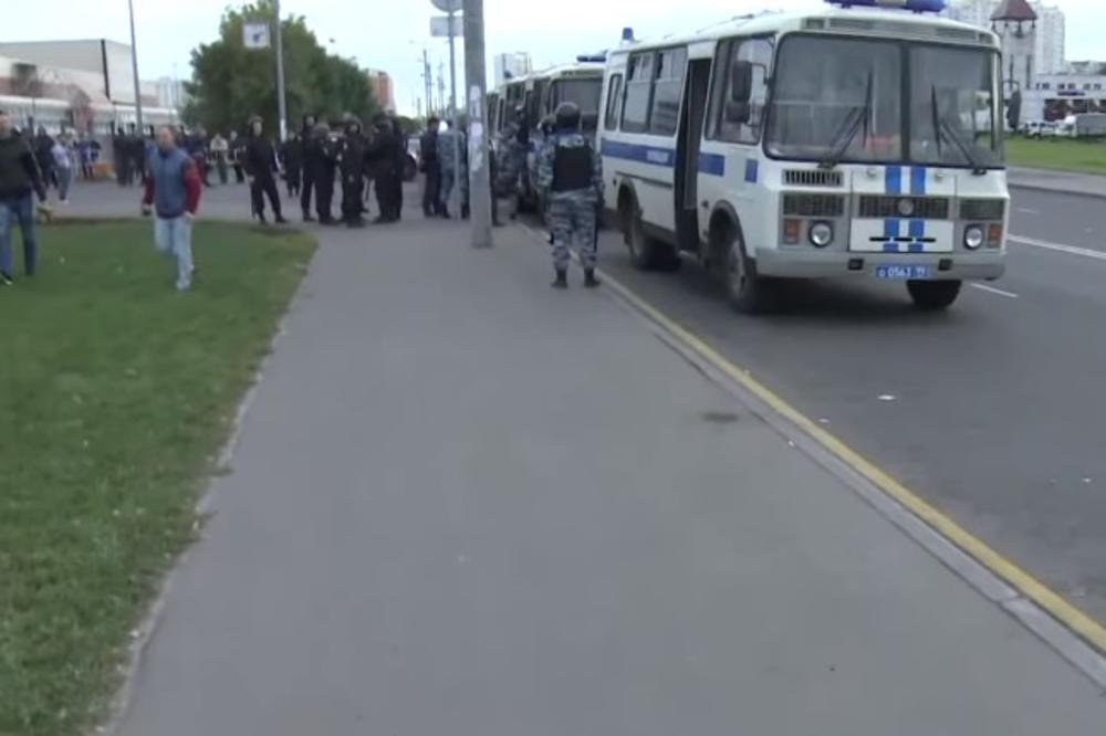 (VIDEO) VELIKA TUČA U MOSKVI: Migranti se sukobili sa obezbeđenjem tržnog centra, 250 ljudi privedeno