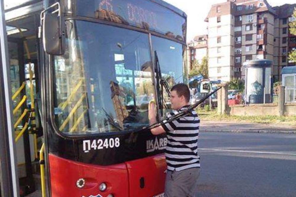 (FOTO) OVOG VOZAČA GSP BEOGRAĐANI OBOŽAVAJU: Svakog dana posle 5 briše stakla, a autobus mu miriše na limun!