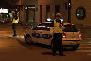 DRAMA! POLICAJAC MORAO DA PUCA DA BI SE SPASAO: Pijani vozač u Banjaluci autom naleteo na službenika, pa pobegao!