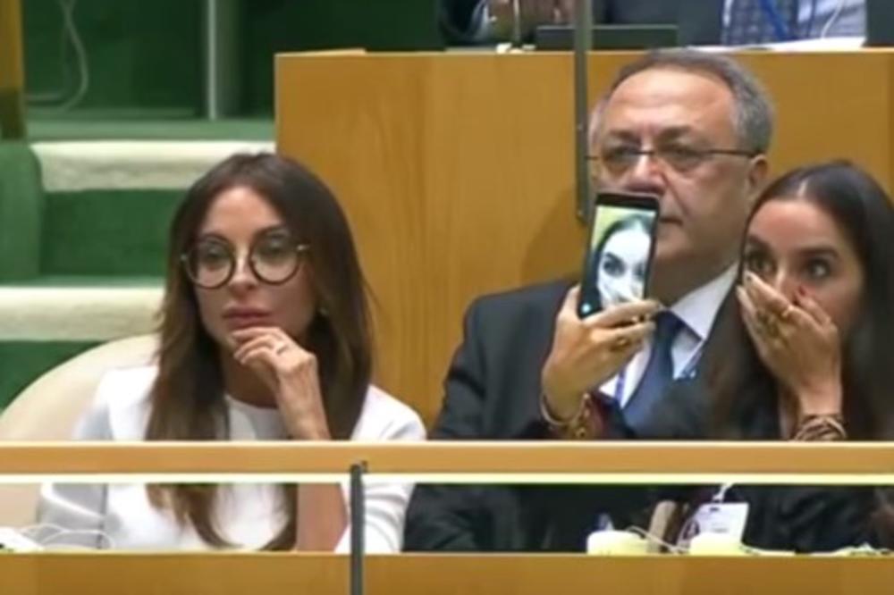 (VIDEO) BRUKA U SKUPŠTINI UN: Predsednikova ćerka pravila lude selfije dok joj je otac držao govor o genocidu!