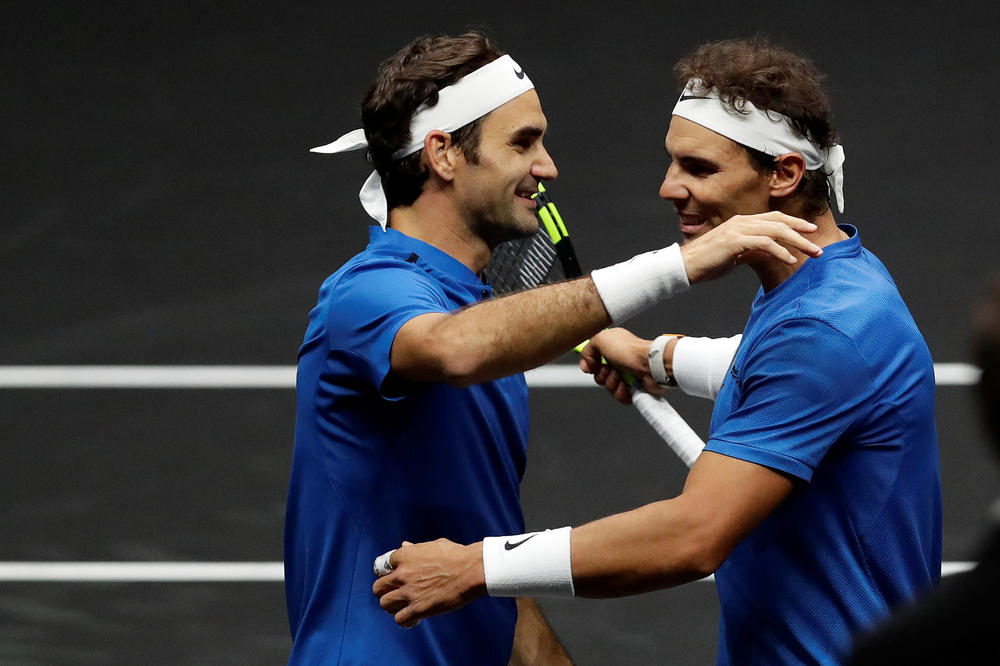 (VIDEO, FOTO) TENISKI RAJ ZA NAVIJAČE: Nadal i Federer igrali zajedno prvi put u karijeri, Čendler iz Prijatelja im se poklonio!