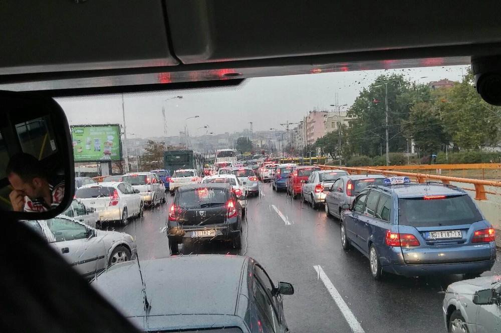 (FOTO) KIŠA I RADOVI NA SVAKOM ĆOŠKU PARALISALI PRESTONICU: Nova radna nedelja, a haos u saobraćaju isti!