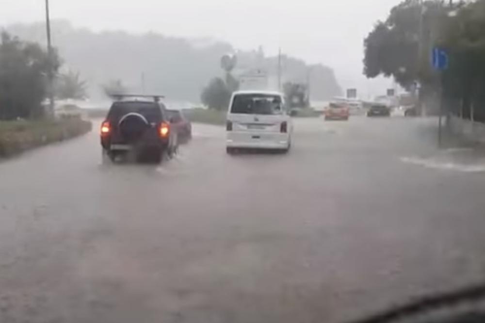 (VIDEO) KIŠA POPLAVILA DUBROVNIK: Voda izbijala iz šahtova, grad u kolapsu