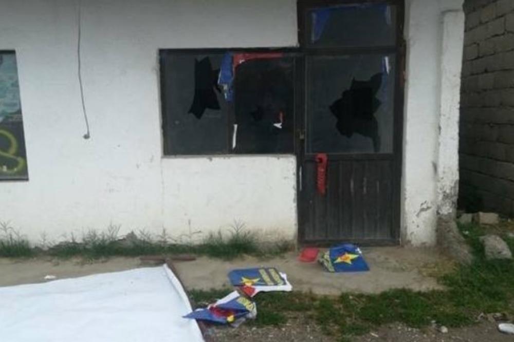(FOTO) NOVI NAPAD NA ŠTAB SDSM U MAKEDONIJI: Polomljeni prozori i ulazna vrata na prostorijama stranke!