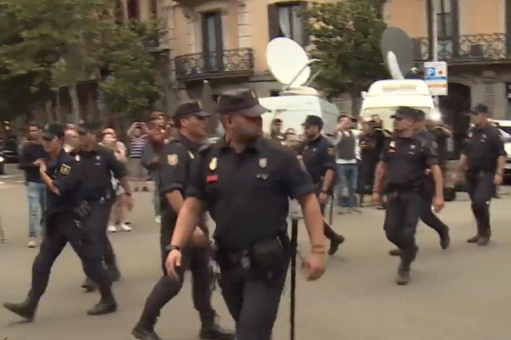 (VIDEO) STOTINE POLICAJACA KRENULO U KATALONIJU Građani ih bodrili: Idite na njih!