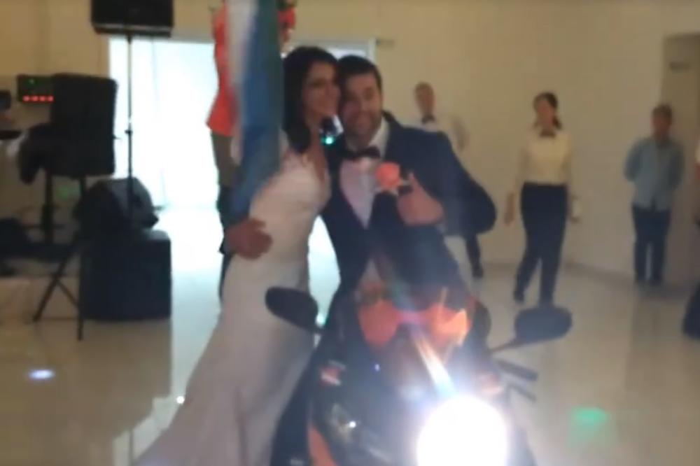(VIDEO) SPEKTAKULARAN ULAZAK MLADENACA: Novopečeni bračni par uz pesmu uleteli na svadbu na motoru i oduševili svatove