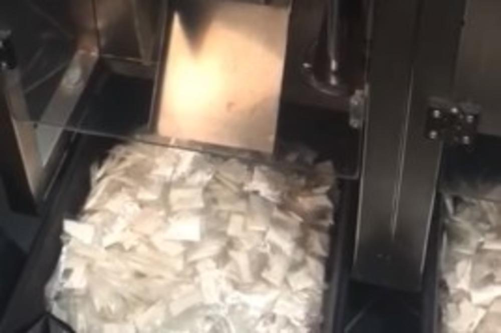 (VIDEO) DILERI DROGE SVOJIM METODAMA ŠOKIRALI I POLICAJCE: Ova mašina izbaci 150.000 kesica kokaina dnevno, a zarada je nezamisliva!