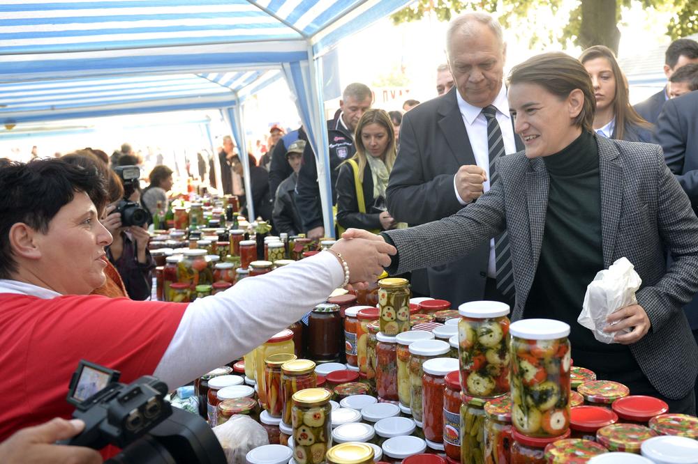 (FOTO) BRNABIĆKA IMA SPREMNU ZIMNICU: Premijerku darivali teglama ajvara u Koceljevi