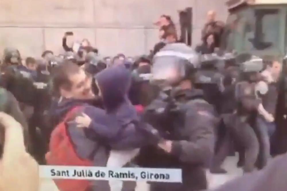 (VIDEO) SA DETETOM U NARUČJU NAŠAO SE U SRCU KRVAVOG SUKOBA: Pogledajte šta je uradila španska policija!