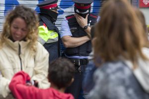 (VIDEO) DIRLJIVA SCENA USRED HAOSA U KATALONIJI: Policajci plakali i branili građane od batina kolega