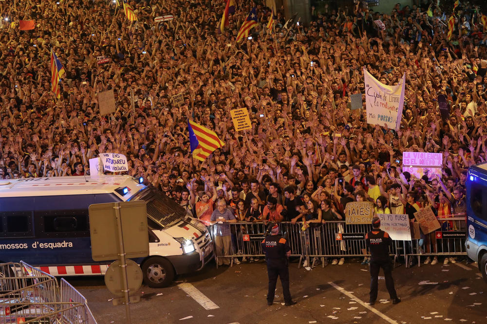 (VIDEO) KATALONIJA KLJUČA: 700.000 ljudi na ulicama Barselone, blokade svuda, policija digla helikoptere
