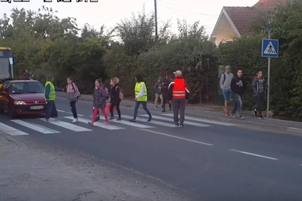 (VIDEO) OVO JE RODITELJSKA PATROLA U BELOM POTOKU: Organizovali se da prevedu decu preko opasne ulice na putu do škole