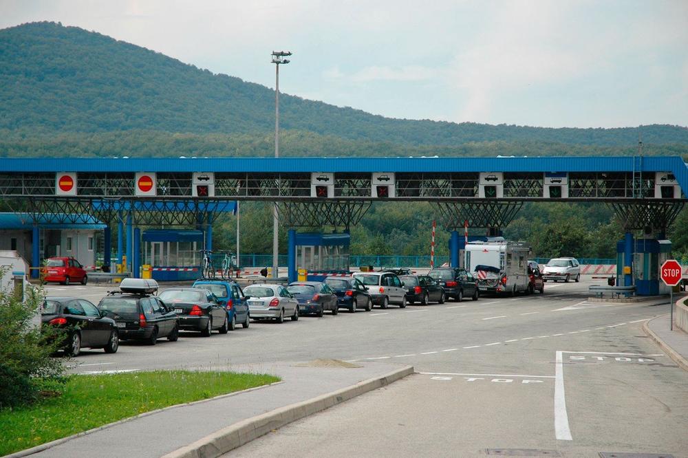 NEZAPAMĆENE GUŽVE ZBOG PRAZNIKA: Na granici Slovenije i Hrvatske kolona 19 kilometara, čeka se satima!