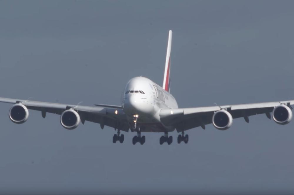 (VIDEO) PILOT PROTIV OLUJE: Jedva zadržao avion na pisti dok su ga jaki vetrovi šibali sa svih strana