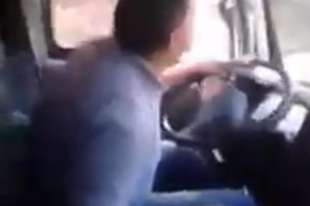 (VIDEO) POGODILA GA PESMA: Vozač autobusa usred vožnje ustao i počeo da igra i peva, pa zvao i putnike da mu se pridruže