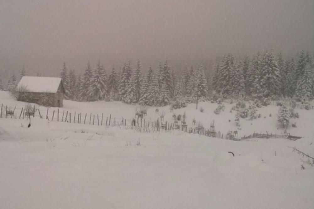 NA LUKAVICI PALO 80 CM SNEGA: Meštani ne mogu da izađu iz koliba, nema ni sena za stoku