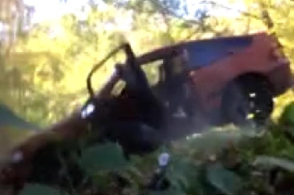 (VIDEO) KAKVA GREŠKA: Auto mu crkao na vrh brda, a on zamislio da se sjuri njime kao na skejtu!