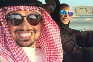 OBJAVIO FOTOGRAFIJU SA ŽENOM I RAZBESNEO NACIJU: Ovaj selfi je šokirao Saudijce, a evo i zašto!
