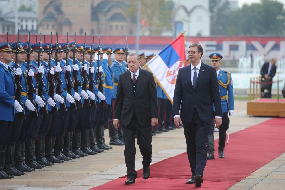 (KURIR TV) SVEČANI DOČEK ISPRED PALATE SRBIJA: Vučić himnom i gardom dočekao Erdogana