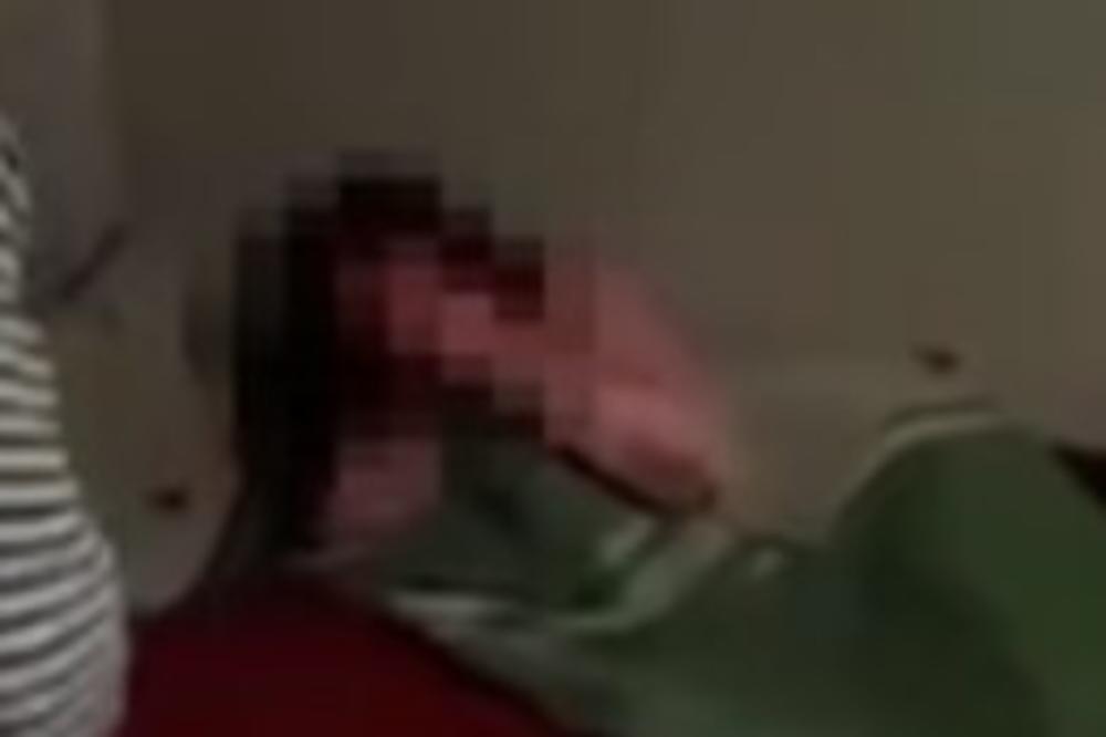 (UZNEMIRUJUĆI VIDEO) UŽASNA OSVETA: Uhvatio ženu sa drugim u krevetu, pa ih oboje krvnički tukao dok je prijatelj snimao