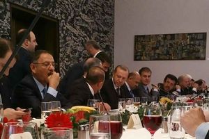 (FOTO) EVO ČIME JE POSLUŽEN ERDOGAN U SRBIJI: Turski predsednik pio sok od borovnice