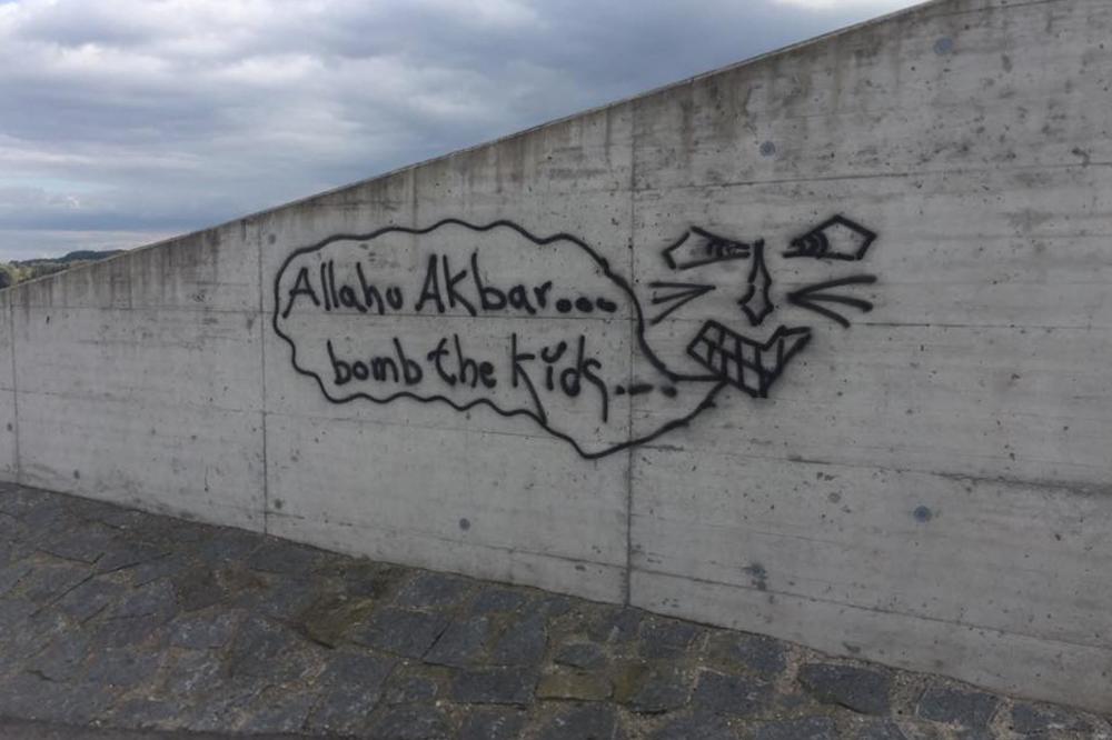(FOTO) PROVOKACIJA U AUSTRIJI: Grafiti Alahu akbar uznemirili javnost, poslanik nudi 500 evra za informacije o vandalima