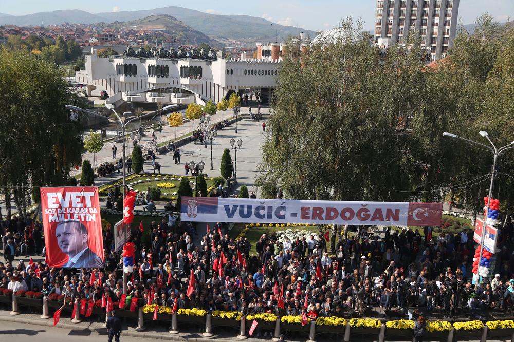 (FOTO, VIDEO) NOVI PAZAR DOČEKAO VUČIĆA I ERDOGANA: Turski predsednik sleteo helikopterom, na ulicama jake mere bezbednosti