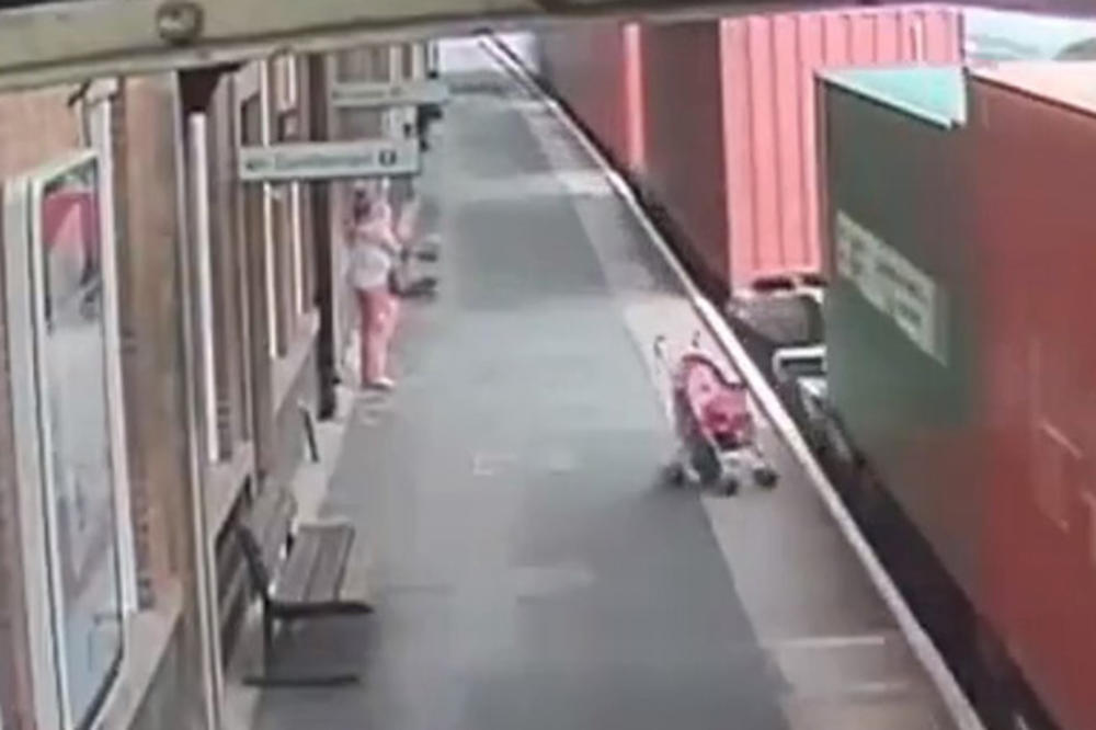 (VIDEO) JEZIVI SNIMAK: Kolica za bebe skliznula pravo na voz! Na sreću, dete nije bilo u njima!