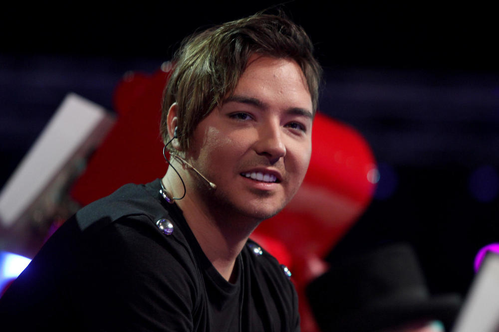 (FOTO) PEVAČ PRIZNAO DA OBOŽAVA SEKS: Milan Stanković objavio fotku iz kreveta, a pored je...