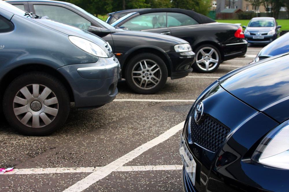 NEKO VAS JE UDARIO PA POBEGAO: Šta raditi ako zateknete oštećeno vozilo na parkingu?