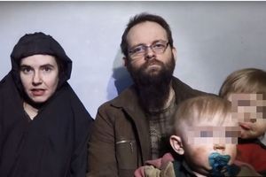 (VIDEO) AMERIČKA PORODICA PREŽIVELA PAKAO: Džihadisti  ih zarobili pre 5 godina, u tamnici im se rodilo troje dece!