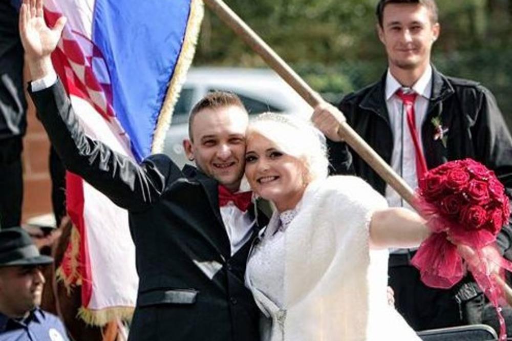 (FOTO) MLADENCI SE ŠOKIRALI KAD SU KUMOVI UŠLI SA POKLONOM: Ovakav svadbeni dar za venčanje niko nije dobio!