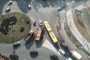 (FOTO) HAOS KOD BOGOSLOVIJE: Prevrnuo se kamion pun đubreta, dvoje povređenih