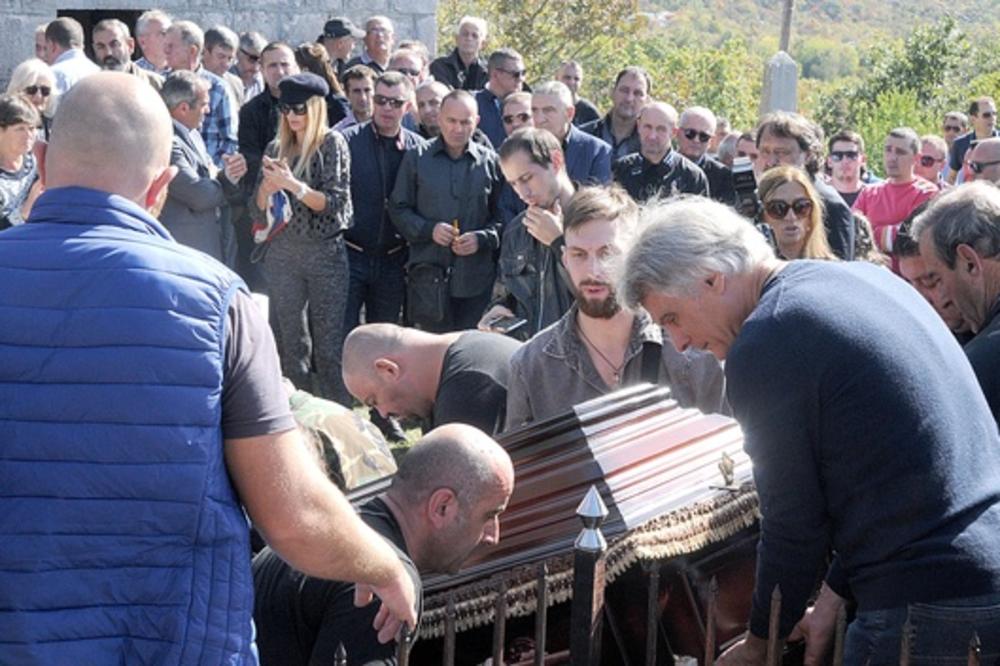 (FOTO) GIŠKA SAHRANJEN U KUČIMA: Sestra ispunila amanet, pohranjeni posmrtni ostaci Đorđa Božovića