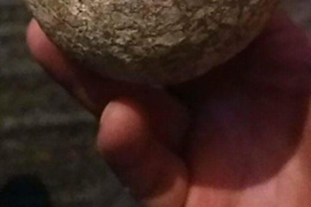 MISTERIJA KOD VLASOTINCA: Mladić u zemlji pronašao kamenu loptu  išaranu nepoznatim znacima