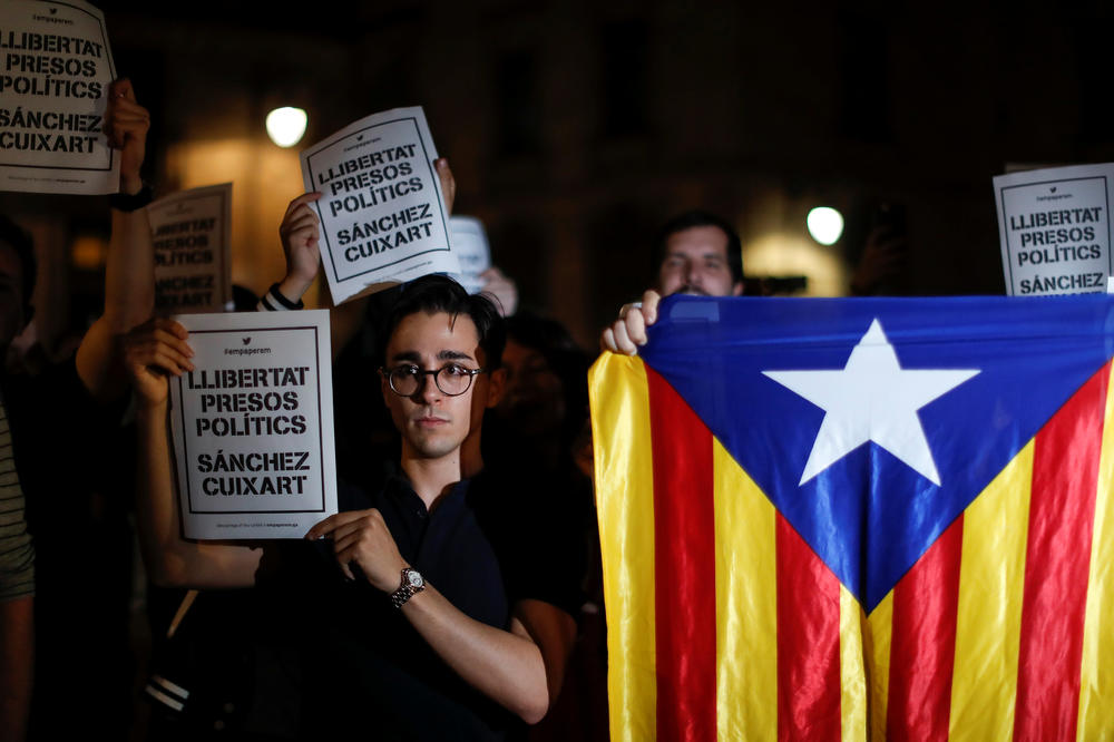 (FOTO, VIDEO) BARSELONA NA NOGAMA! HILJADE NA ULICAMA: Protesti zbog hapšenja dvojice katalonskih lidera