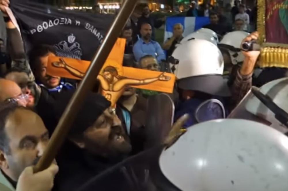 (VIDEO) HAOS U GRČKOJ: Monasi i sveštenici pokušali da prekinu predstavu, policija uzvratila palicama