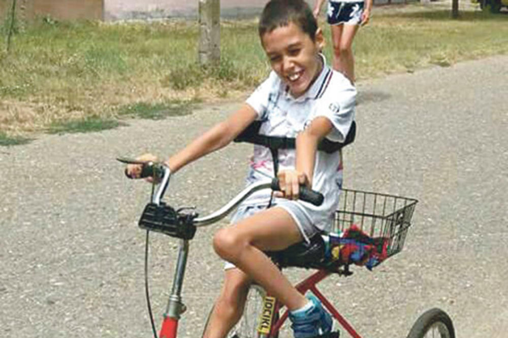 MALI HEROJ IZ KOVILJA PRKOSI BOLESTI: Pobedio paralizu i sad vozi bicikl!