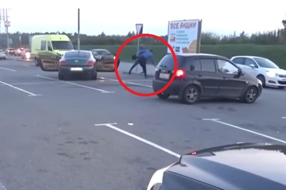 (VIDEO) MILO ZA DRAGO: Motociklista spazio kako bahati vozač bentlija baca smeće van kante pa ga brutalno kaznio