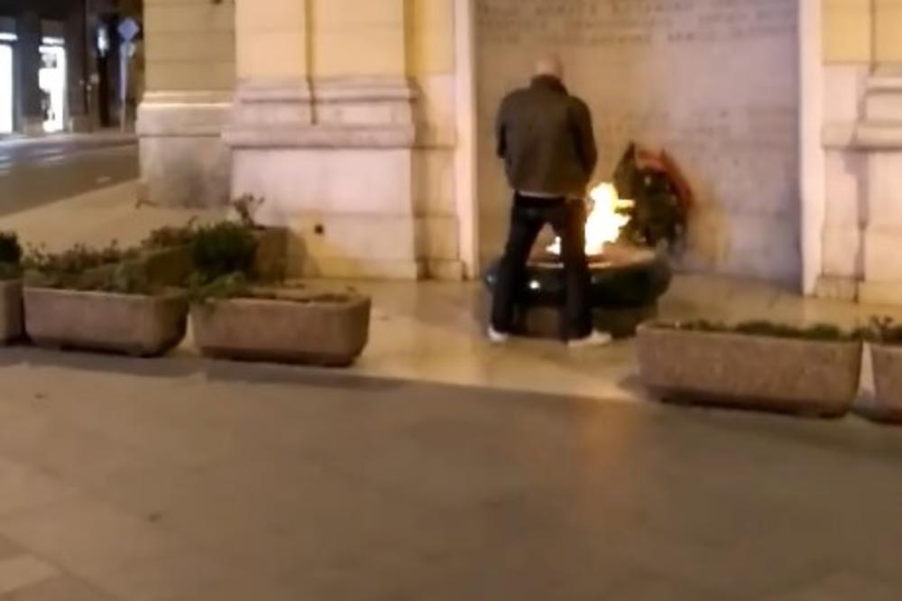 (VIDEO) PROLAZNICI BILI ZGROŽENI PRIZOROM: Pijani muškarac urinirao po Večnoj vatri u Sarajevu