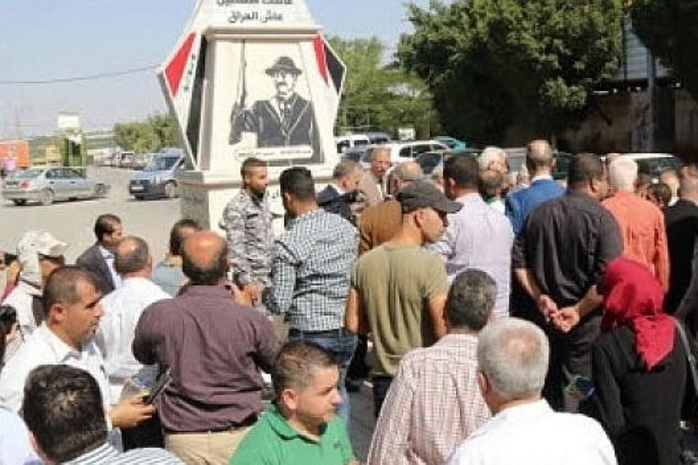 (FOTO) PRST U OKO IZRAELU? Palestinci podigli spomenik Sadamu Huseinu sa puškom u ruci