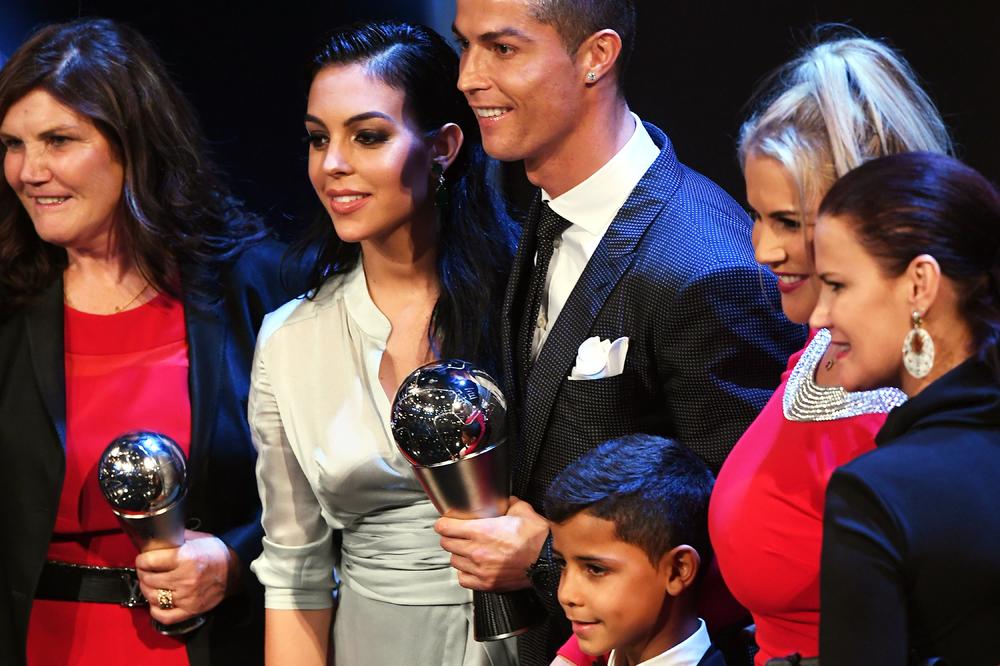 (FOTO) POLJUBAC KOJI JE OBIŠAO PLANETU: Ronaldo i Georgina razmenjivali nežnosti na dodeli FIFA nagrada