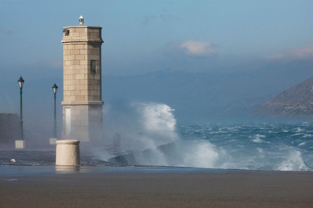 CRVENI ALARM U HRVATSKOJ: Orkanska bura na obali, vetar duva i do 140 km na čas