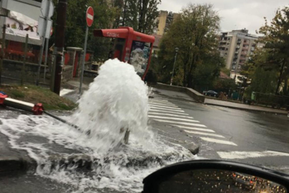 (FOTO) HAOS NA VRAČARU: Pukao hidrant, voda šiklja nasred ulice