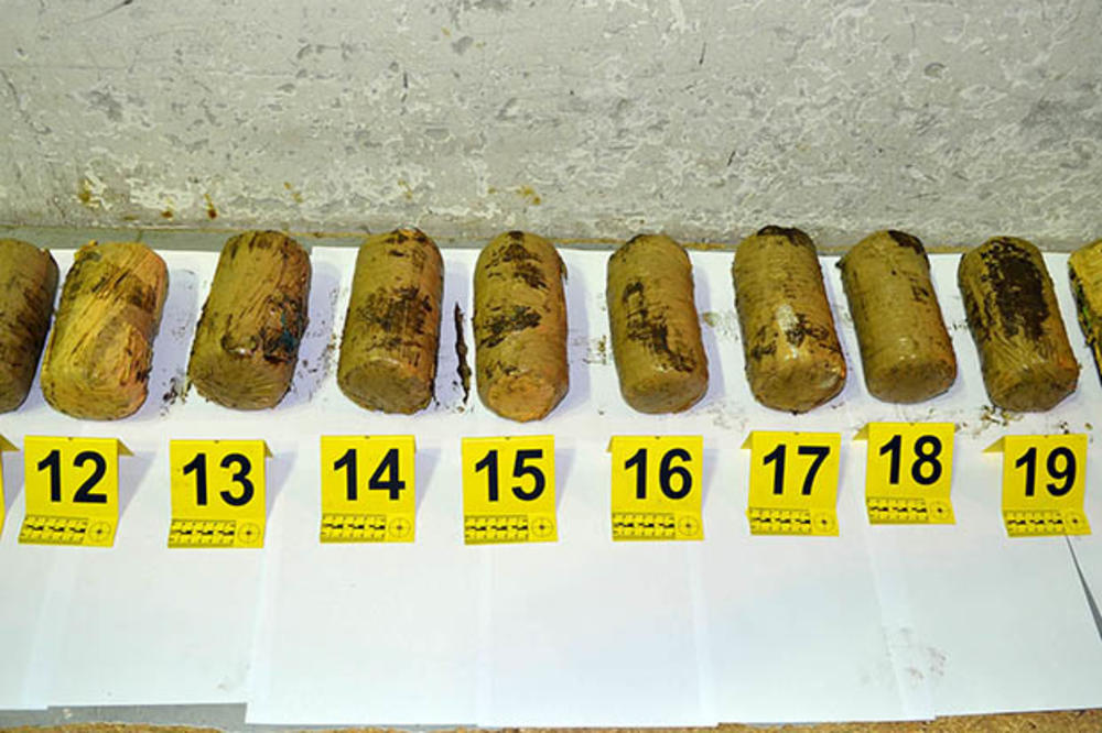 (FOTO) 3 ALBANCA PALA NA HORGOŠU: 11 kg marihuane umotali u foliju pa sakrili u pragu automobila