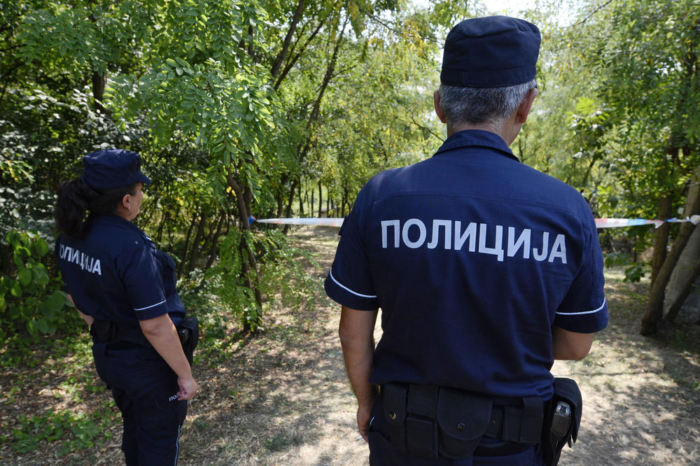 ZAKUCALI DEČKU NA VRATA PA GA NA SILU ODVELI U PARK: Jedan mu zabio nož u leđa, trojica ga tukli