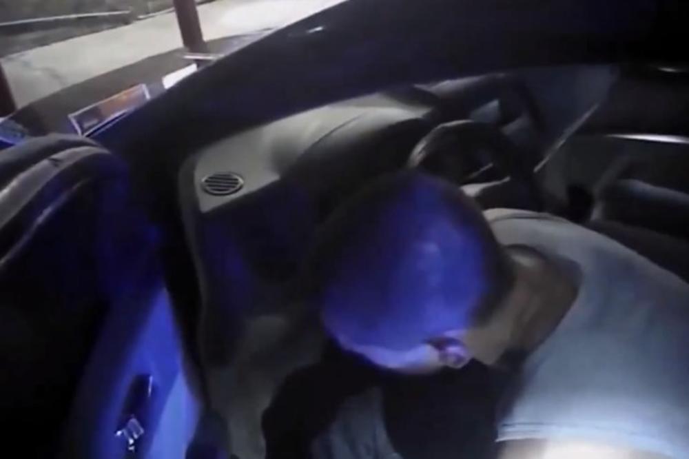 (VIDEO) POLICAJCI ZATEKLI HOROR SCENU: Par pronađen bez svesti u automobilu, a sa zadnjeg sedišta se čuo plač
